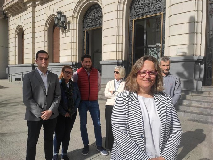 La portavoz del PP en la DPZ, Maricarmen Lázaro, junto a compañeros del grupo provincial.