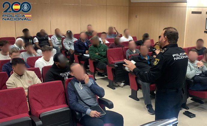 Policía imparte charla de asesoramiento y orientación a 50 vigilantes de seguridad y controladores de acceso en Palma