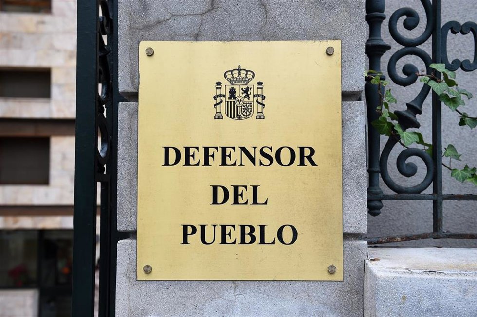 Archivo - Cartel de la entrada del Defensor del Pueblo