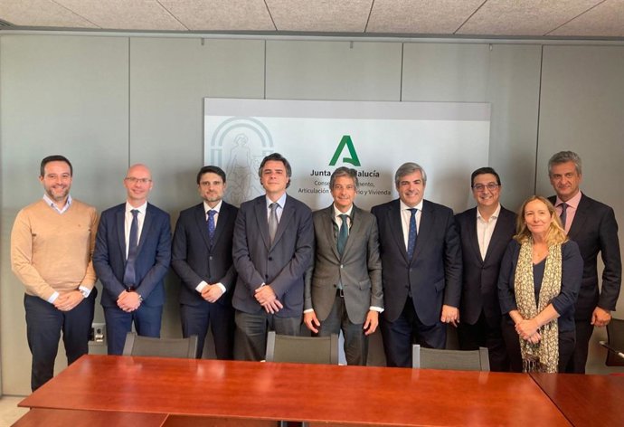 La Consejería de Fomento, Articulación del Territorio y Vivienda de la Junta de Andalucía en un encuentro con la directiva de la asociación Sevilla City One, Metrópolis del sur de Europa.