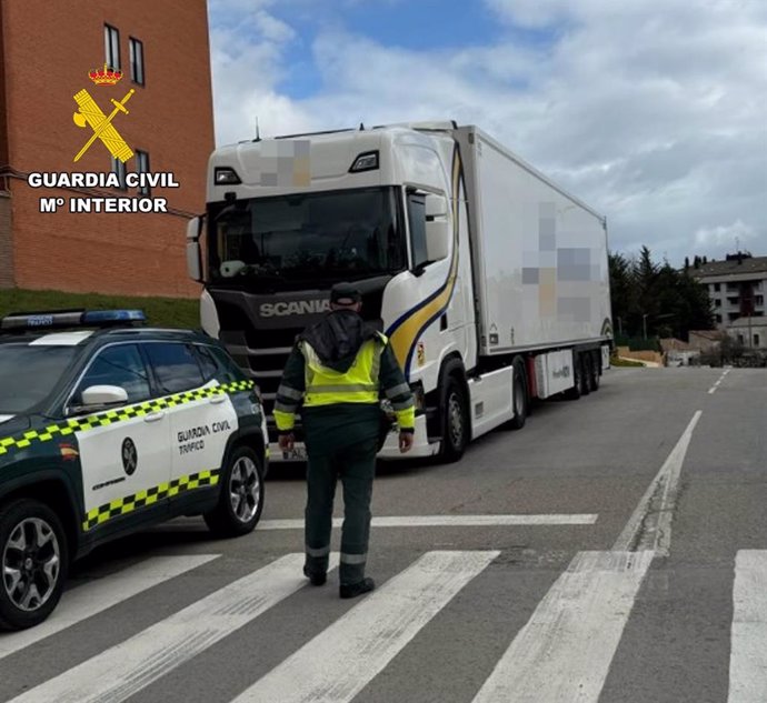 La Guardia Civil investiga en Burgos a dos camioneros por falsedad documental en el uso del tacógrafo.