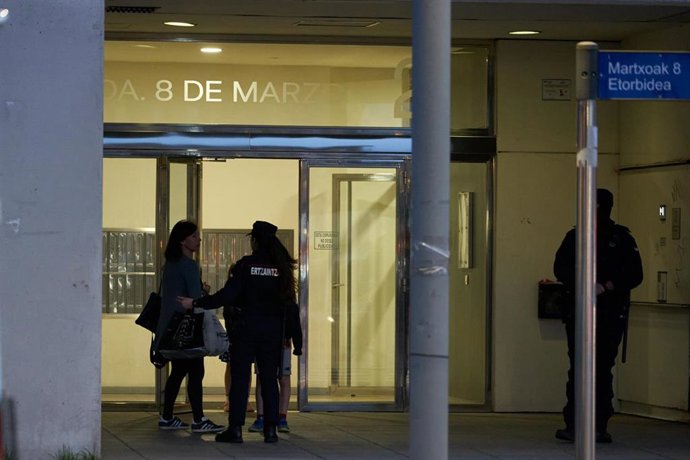Efectivos de la Ertzaintza en el lugar del suceso