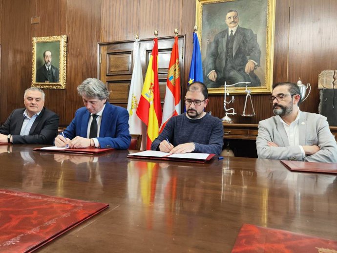El alcalde y el presidente de la Junta de Cofradías de Soria durante la firma del acuerdo.