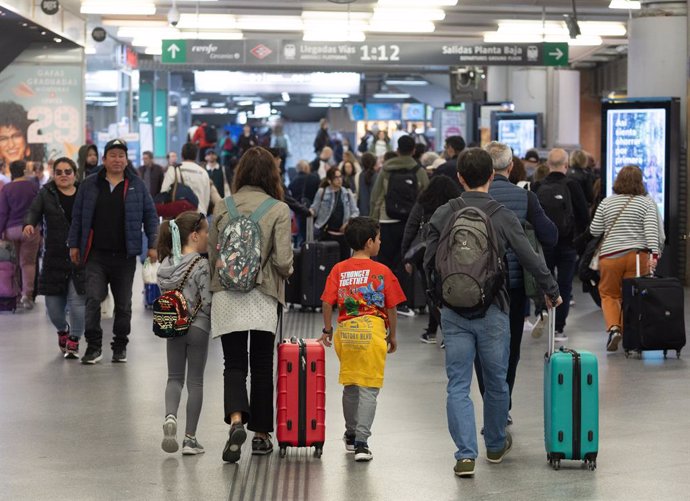 Un grupo de personas con maletas en una de las instalaciones de la estación de Atocha, a 22 de marzo de 2024, en Madrid (España). 