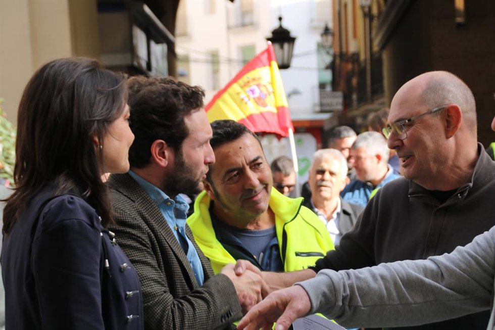 El presidente de la DPH, junto a los agricultores concentrados este viernes en Binéfar