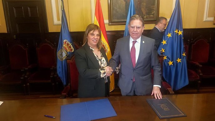 El alcalde de Oviedo, Alfredo Canteli, y la vicepresidenta del Gobierno asturiano, Gimena Llamedo, firman el Plan de Sostenibilidad Turística.