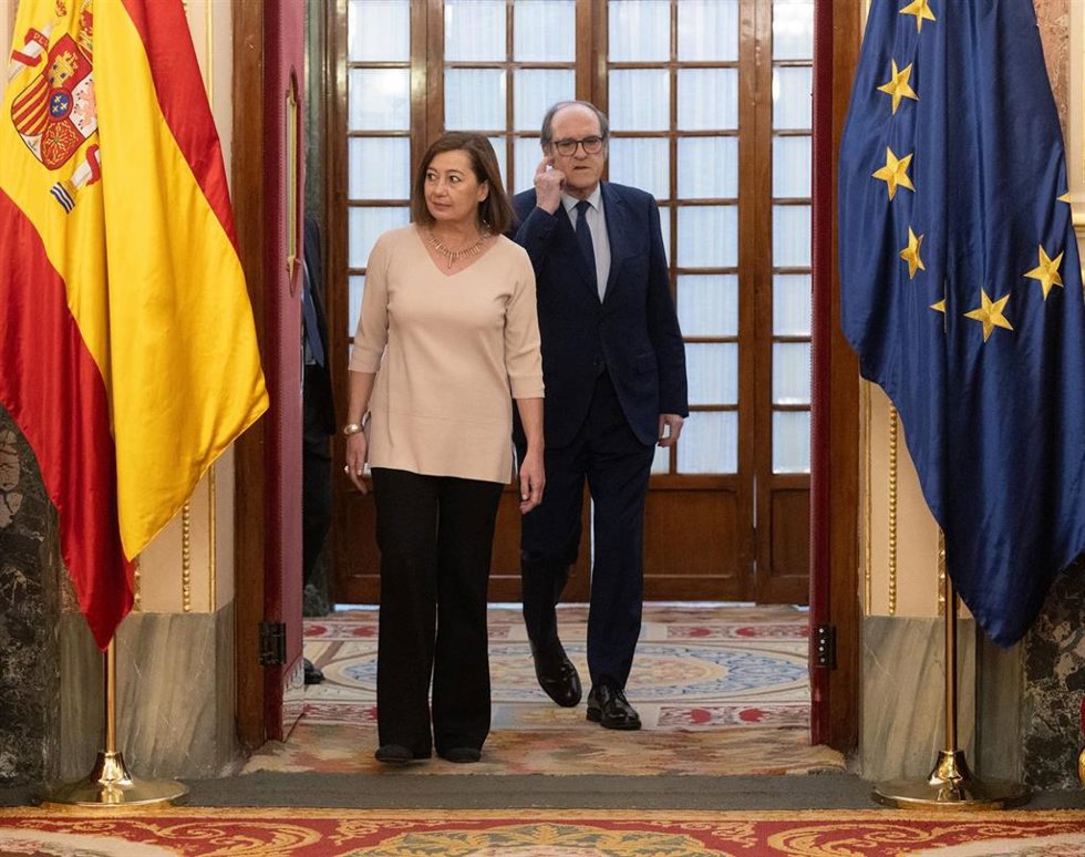 La presidenta del Congreso, Francina Armengol, y el Defensor del Pueblo, Ángel Gabilongo, a su llegada al Salón de Pasos Perdidos, a 22 de marzo de 2024, en Madrid (España). El Defensor del Pueblo, Ángel Gabilondo, ha entregado el Informe Anual de 2023 