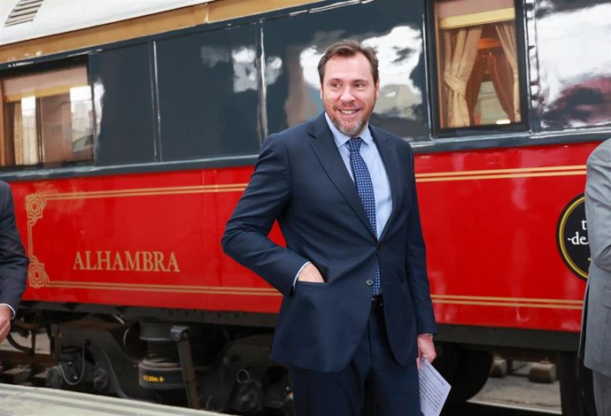 El ministro de Transporte y Movilidad, Oscar Puente durante el acto de inauguración de la temporada, a 22 de marzo de 2024, en Sevilla, Andalucía (España). El presidente de la Diputación, Javier Fernández, recibe al ministro de Transportes y Movilidad, 