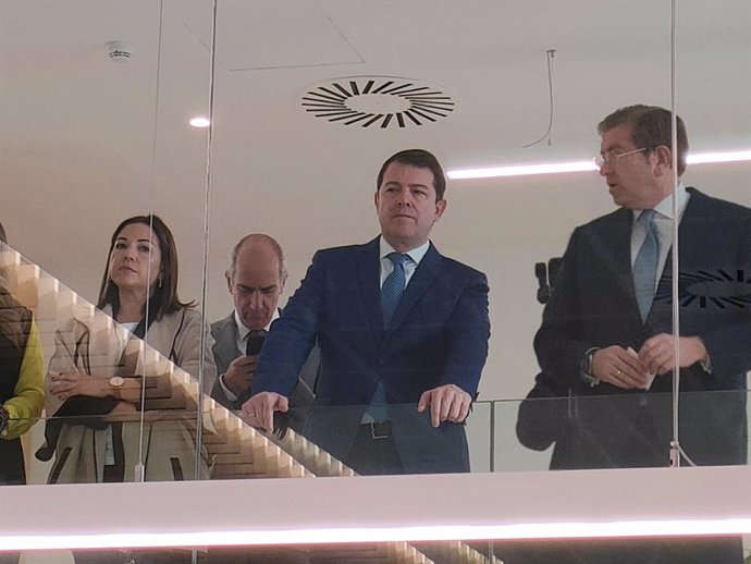 El presidente de la Junta, Alfonso Fernández Mañueco (c), junto al presidente de Global Exchange, Isidoro J. Alanís (d), en las nuevas instalaciones de la compañía en Salamanca