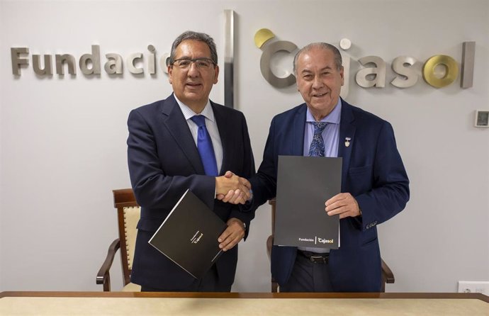 El presidente de la Fundación Cajasol, Antonio Pulido Gutiérrez (izquierda), y el presidente del Consejo de Hermandades y Cofradías de Huelva, Antonio González.