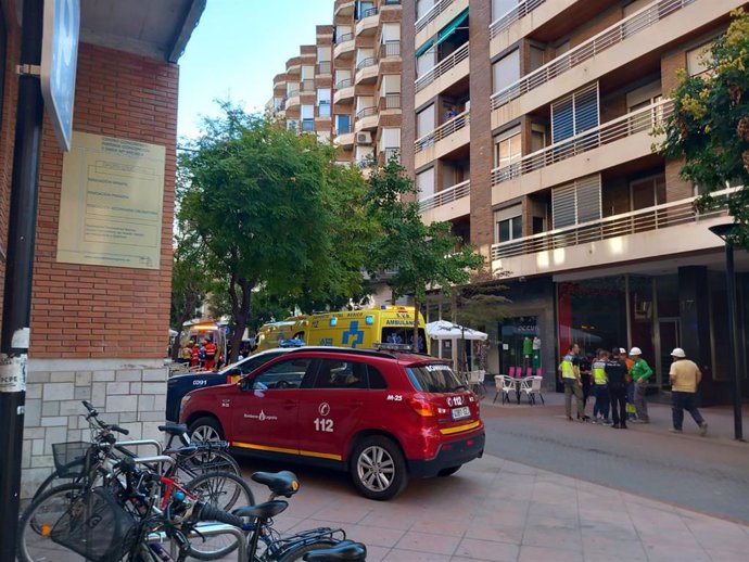Archivo - Servicios de Emergencias interviniendo en el derrumbre del edificio anexo a Adoratrices en Logroño, en  julio de 2023.