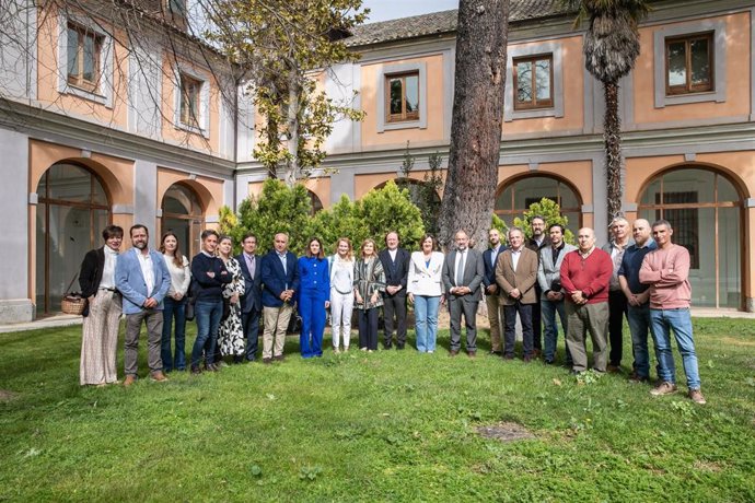 El rector de la UCLM, Julián Garde, la consejera de Economía, Empresas y Empleo, Patricia Franco, y el presidente de Fracaman, Roberto Perea, con artesanos de CLM tras firmar un convenio.