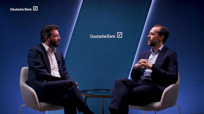 El responsable de Inteligencia del Cliente de Deutsche Bank Private Bank, Amauri Gutiérrez, y el responsable de Asesoramiento de Inversiones de Deutsche Bank España, Alejandro Vidal, en un episodio de 'Referentes de Inversión'.