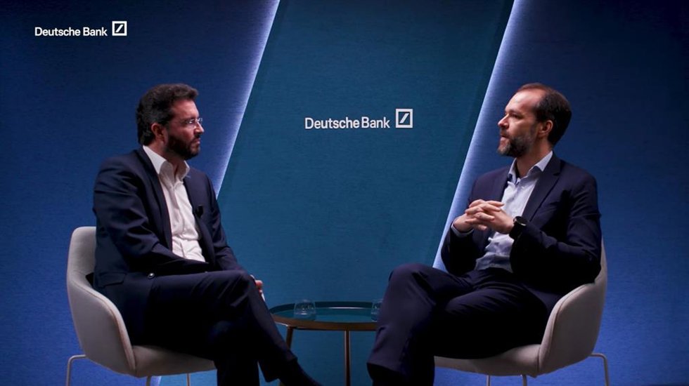 El responsable de Inteligencia del Cliente de Deutsche Bank Private Bank, Amauri Gutiérrez, y el responsable de Asesoramiento de Inversiones de Deutsche Bank España, Alejandro Vidal, en un episodio de 'Referentes de Inversión'.
