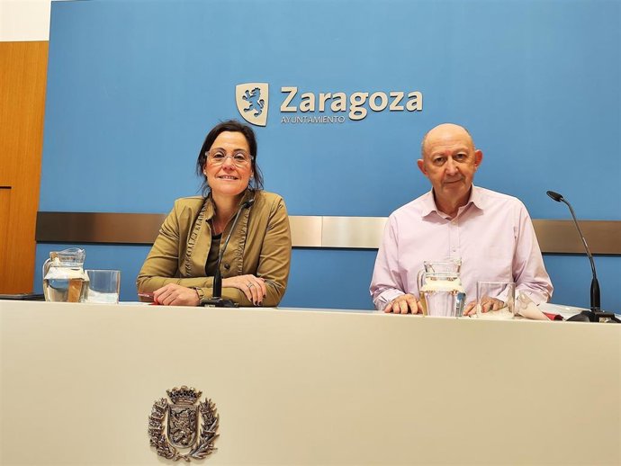 La concejal de Juventud, Ruth Bravo, y el jefe de planificación y organización funcional del Servicio de Juventud, Ignacio Aguar, en la sala de prensa del Ayuntamiento de Zaragoza