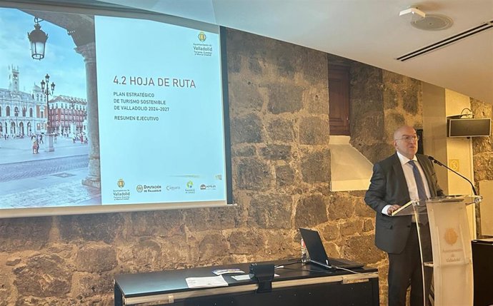 El alcalde de Valladolid, Jesús Julio Carnero, presenta el Plan Estratégico de Turismo 2024-2027.