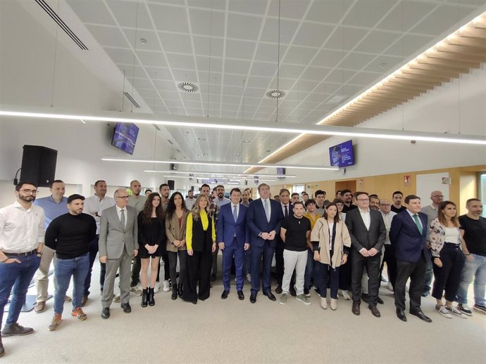 El presidente de Global Exchange, Isidoro Alanís, y el presidente de la Junta de Castilla y León, Alfonso Fernández Mañueco (centro), junto a autoridades y parte del equipo de la compañía en las nuevas instalaciones en Salamanca.