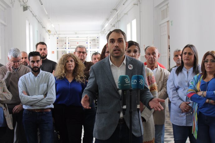 El coordinador general de IU Andalucía, Toni Valero, atiende a los medios en Málaga.