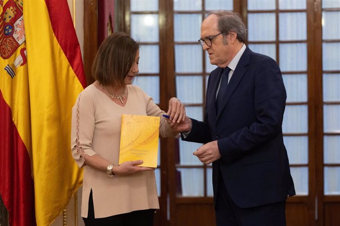 El Defensor del Pueblo, Ángel Gabilondo, ha entregado el Informe Anual de 2023 a la presidenta del Congreso, Francina Armengol, en el Salón de Pasos Perdidos, a 22 de marzo de 2024, en Madrid (España).