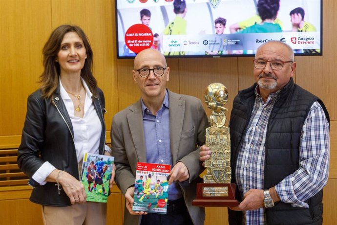 El concejal delegado de Deportes del Ayuntamiento de Zaragoza, Félix Brocate, la jefa de Eventos Corporativos de Ibercaja, Belén Bardají, y el presidente del club UD Balsas Picarral, Luis Alba, han presentado el campeonato