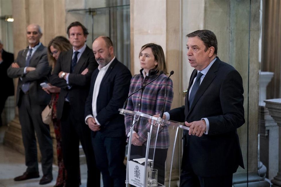 El ministro de Agricultura, Pesca y Alimentación, Luis Planas, ofrece una rueda de prensa tras su reunión con representantes del sector pesquero, en la sede del ministerio
