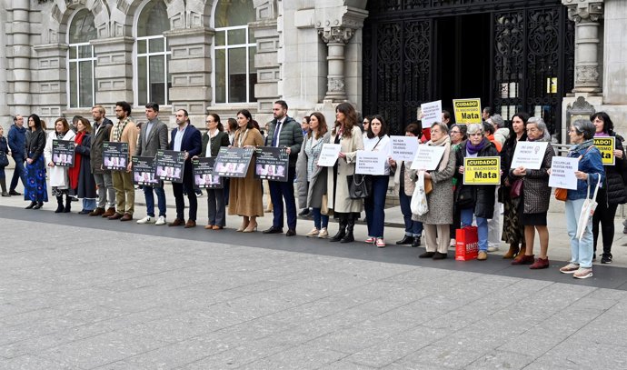 Concentración en Santander por las dos últimas mujeres asesinadas por violencia machista y las dos menores muertas en Almería a manos de su padre