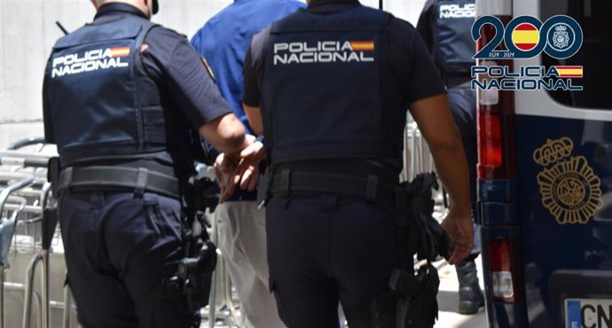 Agentes de la Policía Nacional trasladan a un detenido, en una imagen de archivo.