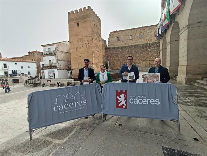 Varios concejales del Ayuntamiento de Cáceres presentan las fundas que lucirán las vallas durante la Semana Santa cacereña