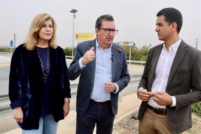 El presidente del PP de Huelva, Manuel Andrés González (centro), la secretaria general del PP de Huelva y parlamentaria andaluza, Berta Centeno, y el parlamentario Juan Antonio Márquez, junto al hospital de Lepe.