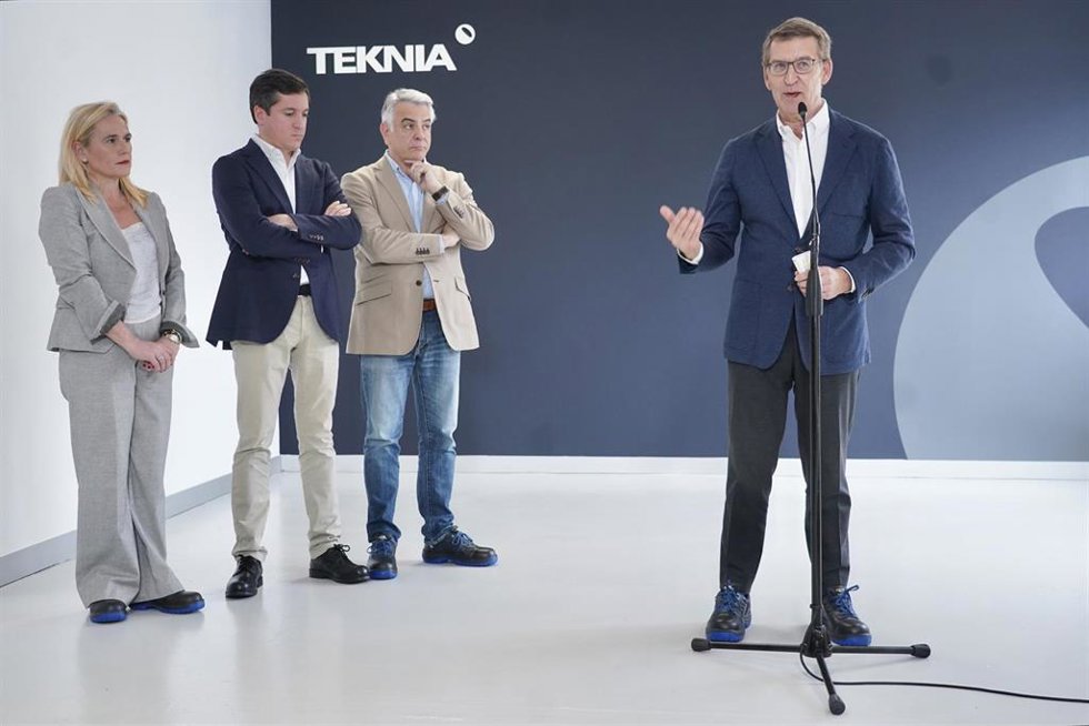 El presidente del PP, Alberto Núñez Feijóo, durante su visita a la empresa Teknia en Abanto (Bizkaia)