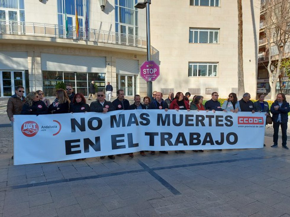 Archivo - Concentración por un accidente laboral mortal ocurrido en enero.