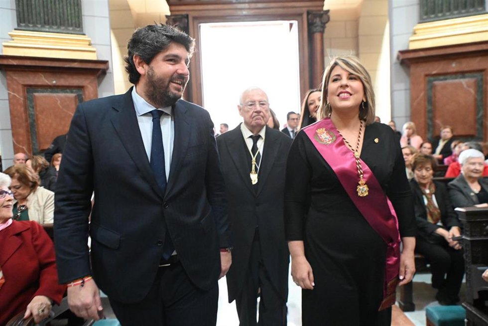 El presidente de la Comunidad, Fernando López Miras, asiste al acto de entrega de la Onza de Oro ante la patrona de Cartagena, la Virgen de la Caridad. Estuvo acompañado por la alcaldesa de Cartagena, Noelia Arroyo.