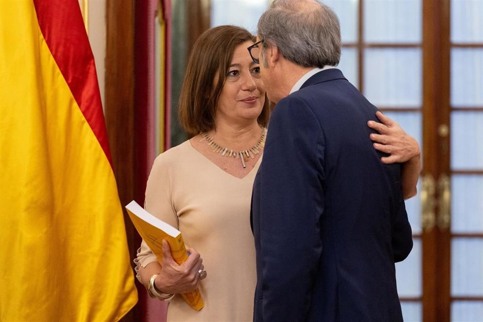 El Defensor del Pueblo, Ángel Gabilondo, ha entregado el Informe Anual de 2023 a la presidenta del Congreso, Francina Armengol.