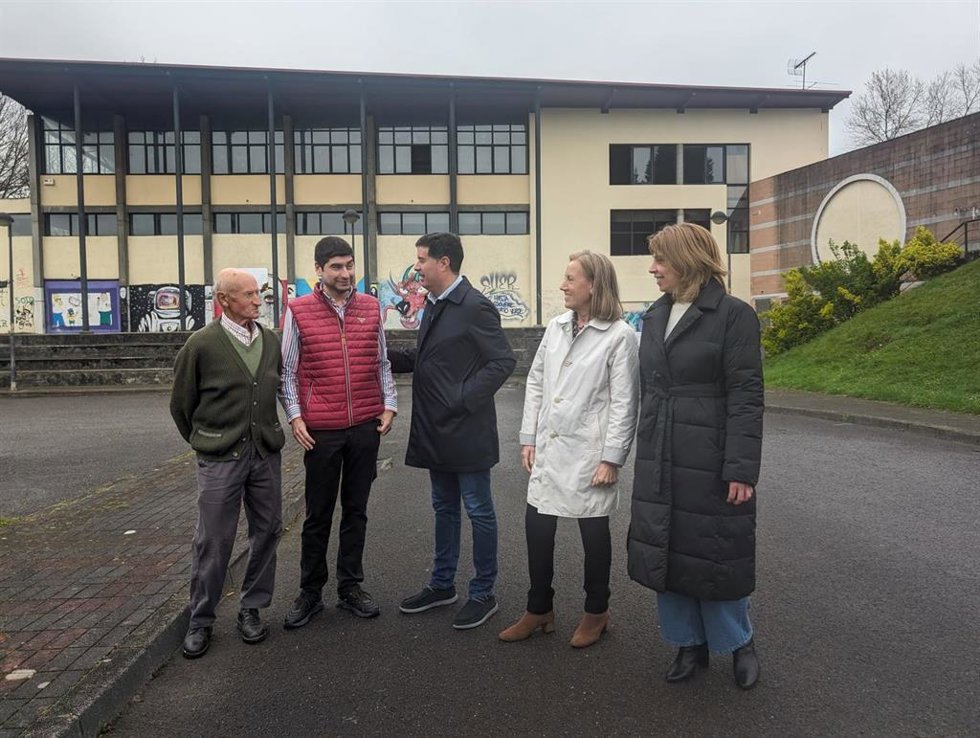 La diputada del PP Pilar Fernández Pardo durante una visita a Llanera