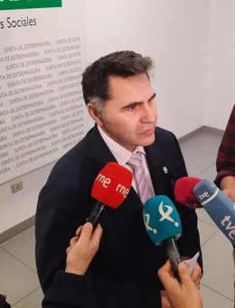 El director gerente del SES, Jesús Vilés, en declaraciones a los medios con motivo de la reunión de la Mesa Sectorial de Sanidad