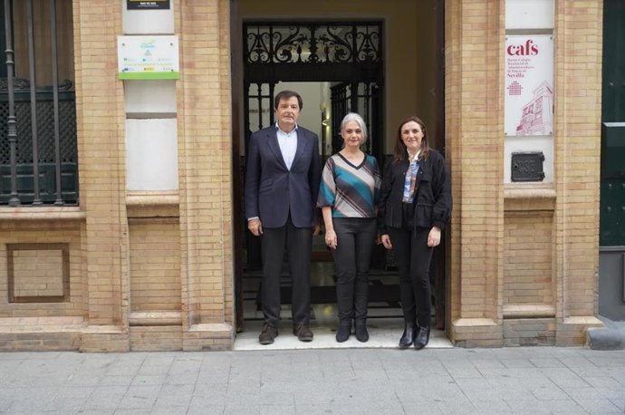 José Luis González, coach estratégico de Forbes, junto a la vicepresidenta segunda del Colegio de Administradores de Fincas de Sevilla, María Dolores García, y la vocal Beatriz Alonso.