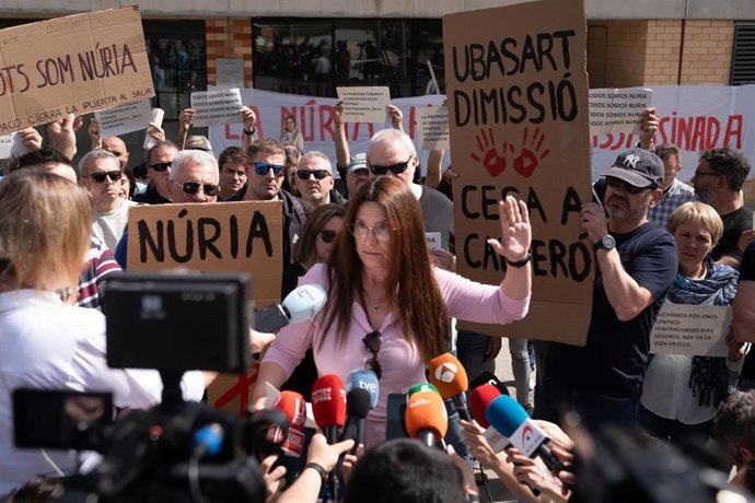 Maragda, funcionaria de Mas d'Enric y compañera de la cocinera asesinada, pronuncia un manifiesto a las puertas de las prisón de Brians 2, en Sant Esteve Sesrovires (Barcelona), donde unos 60 periodistas esperan la posible salida del futbolista Dani Alves