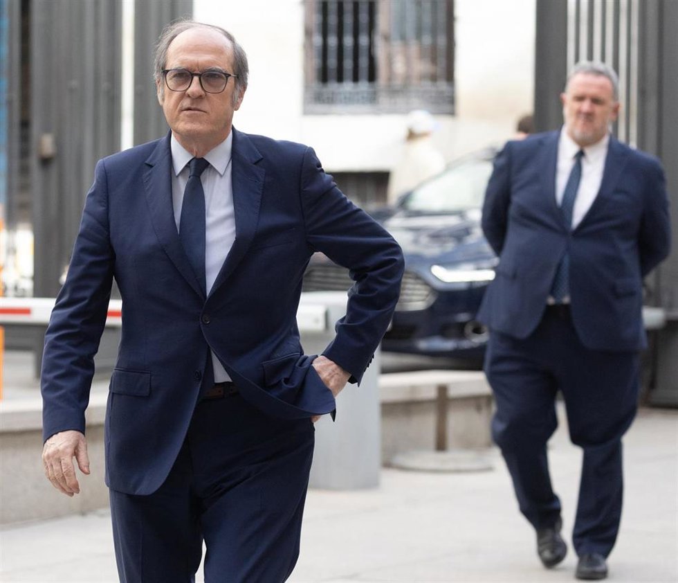 El Defensor del Pueblo, Ángel Gabilondo, a su llegada para hacer entrega del Informe anual 2023 del Defensor del Pueblo, en el Salón de Pasos Perdidos, a 22 de marzo de 2024, en Madrid (España). El Defensor del Pueblo ha entregado el Informe Anual de 20