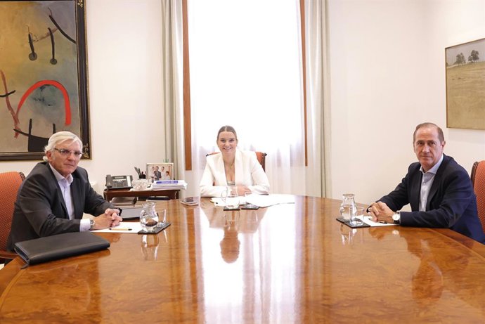 De izquierda a derecha, el presidente de Fanmed, Gabriel Dols, la presidenta del Govern, Marga Prohens, y el conseller del Mar y Ciclo del Agua, Juan Manuel Lafuente.
