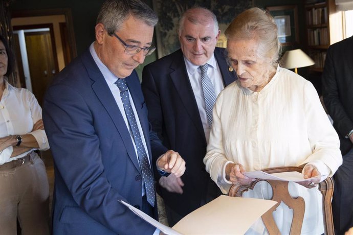 La poeta María Victoria Atencia cederá en mayo su archivo completo y la primera entrega de su biblioteca personal a la Diputación