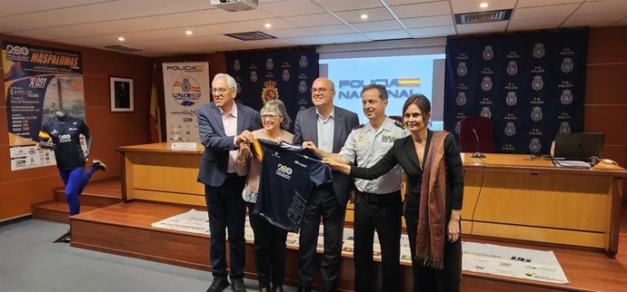 Presentación de la segunda edición de la Carrera Solidaria 'Ruta 091' de la Policía Nacional en Maspalomas, en el municipio de San Bartolomé de Tirajana (Gran Canaria)