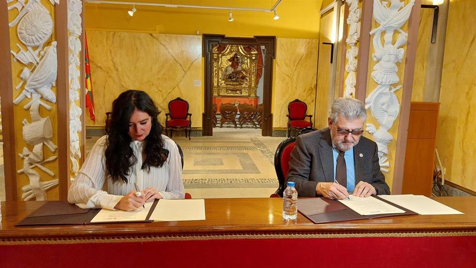 La alcaldesa de Huesca, Lorena Orduna, y el rector de la Universidad de Zaragoza (UZ), José Antonio Mayoral.