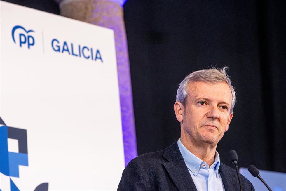Archivo - El presidente de la Xunta de Galicia y candidato del PP a la reelección, Alfonso Rueda, interviene durante un mitin de campaña, en el Hotel Monumento de San Francisco, a 10 de febrero de 2024, en Santiago de Compostela, A Coruña, Galicia (Espa