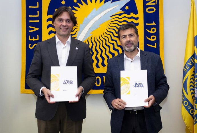 El rector de la Universidad Pablo de Olavide (UPO), Francisco Oliva Blázquez, y el, director gerente de Andalucía Aerospace, Juan Román Gallego, han firmado este viernes el acuerdo de adhesión de la UPO a esta agrupación empresarial.