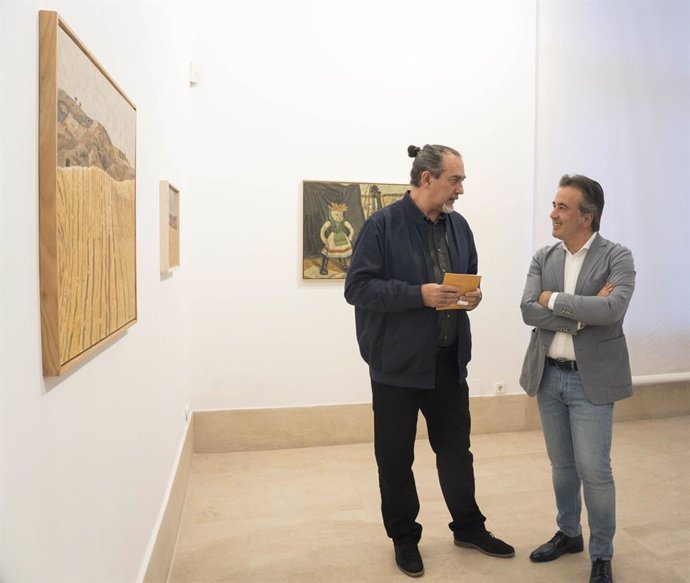 El comisario de la exposición, Ricardo García Núñez, y el alcalde de Camargo, Diego Movellán