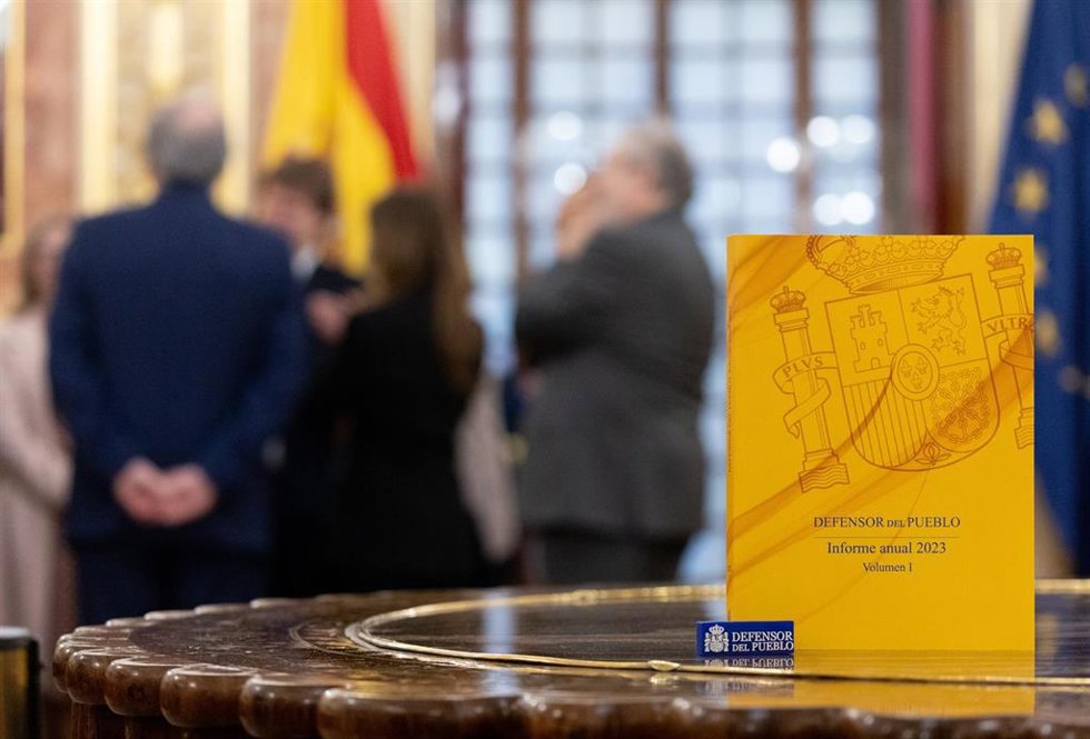 Informe anual 2023 del Defensor del Pueblo, en el Salón de Pasos Perdidos, a 22 de marzo de 2024, en Madrid (España). El Defensor del Pueblo, Ángel Gabilondo, ha entregado el Informe Anual de 2023 a la presidenta del Congreso, Francina Armengol.