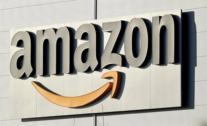 Archivo - FILED - 17 January 2019, Garbsen: Amazon logo can be seen at a parcel center of the online retailer. Amazon Is Planning to Open Cashierless Supermarkets Next Year. Photo: Holger Hollemann/dpa