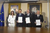 Moreno preside la firma del protocolo que impulsará la nueva casa hermandad de la Cofradía del Cautivo en Málaga