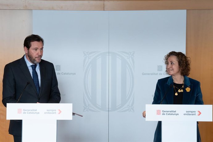 Archivo - El ministro de Transportes, Óscar Puente, y la consellera de Territorio de la Generalitat, Ester Capella