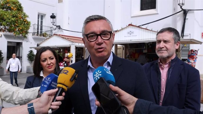 El portavoz del grupo Vox en el Parlamento de Andalucía, Manuel Gavira, en una atención a medios en Ubrique.